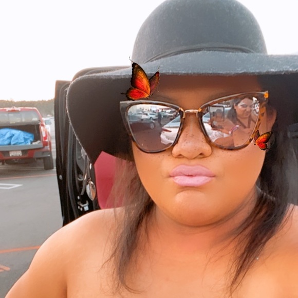 Meet your Posher, Alyssa - Picture 1 of 1